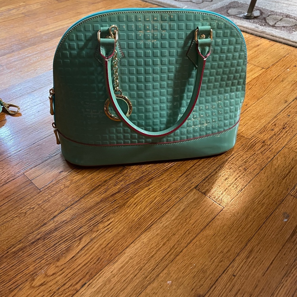 INV9CE green patent leather bag